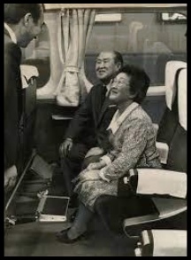 お父様「鈴木善幸」氏とお母様「さち」さんが東北新幹線の旅を楽しむ様子